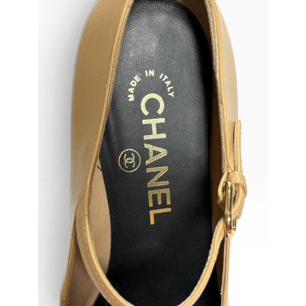 Chanel 2022 Metiers d'Art Pearl CC Cap Toe Mary Jane Pumps Beige Black 38 8 - Picture 9 of 12